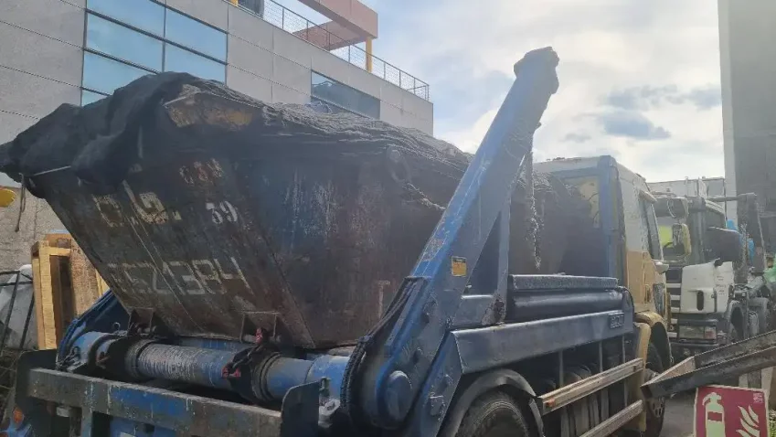 Entrega y colocación del contenedor en la obra